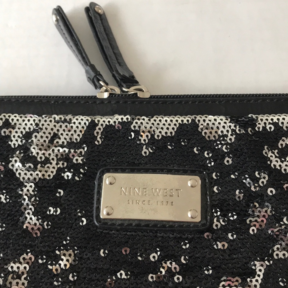 - NINE WEST SEQUIN LAPTOP CASE - Picture 2 of 6
